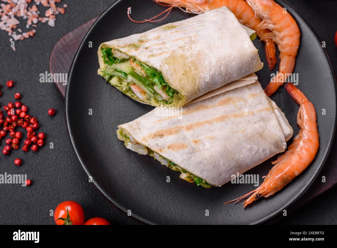 Délicieux petit pain frais avec crevettes, tomates, laitue et concombre dans du pain pita Banque D'Images