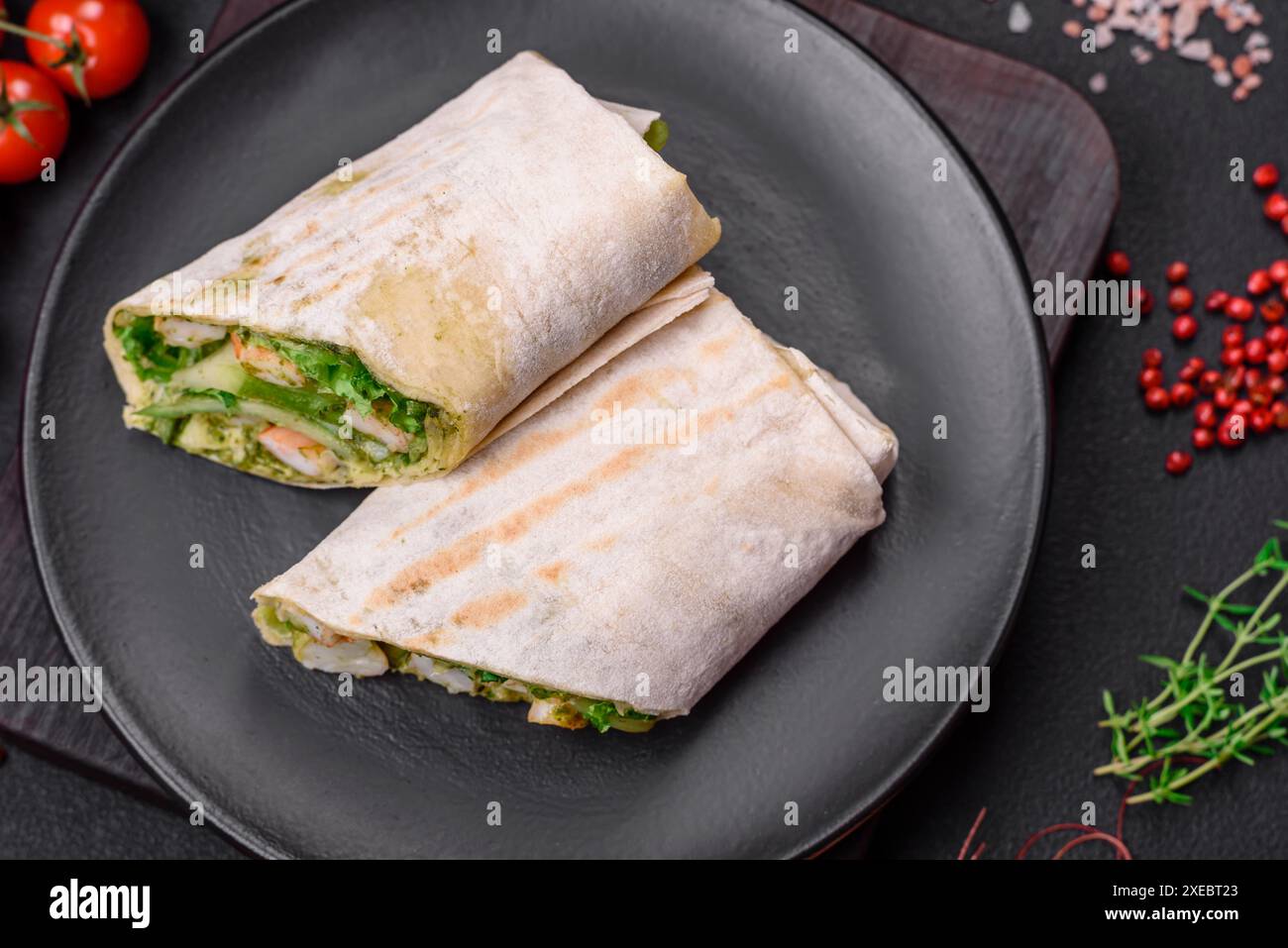 Délicieux petit pain frais avec crevettes, tomates, laitue et concombre dans du pain pita Banque D'Images