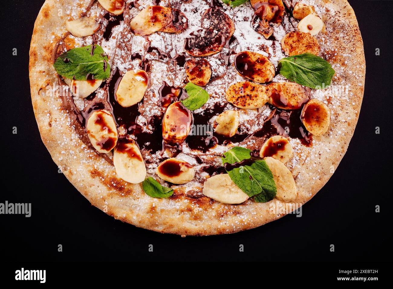 Délicieuse pizza italienne chaude pour les enfants avec banane, chocolat et noix de coco Banque D'Images