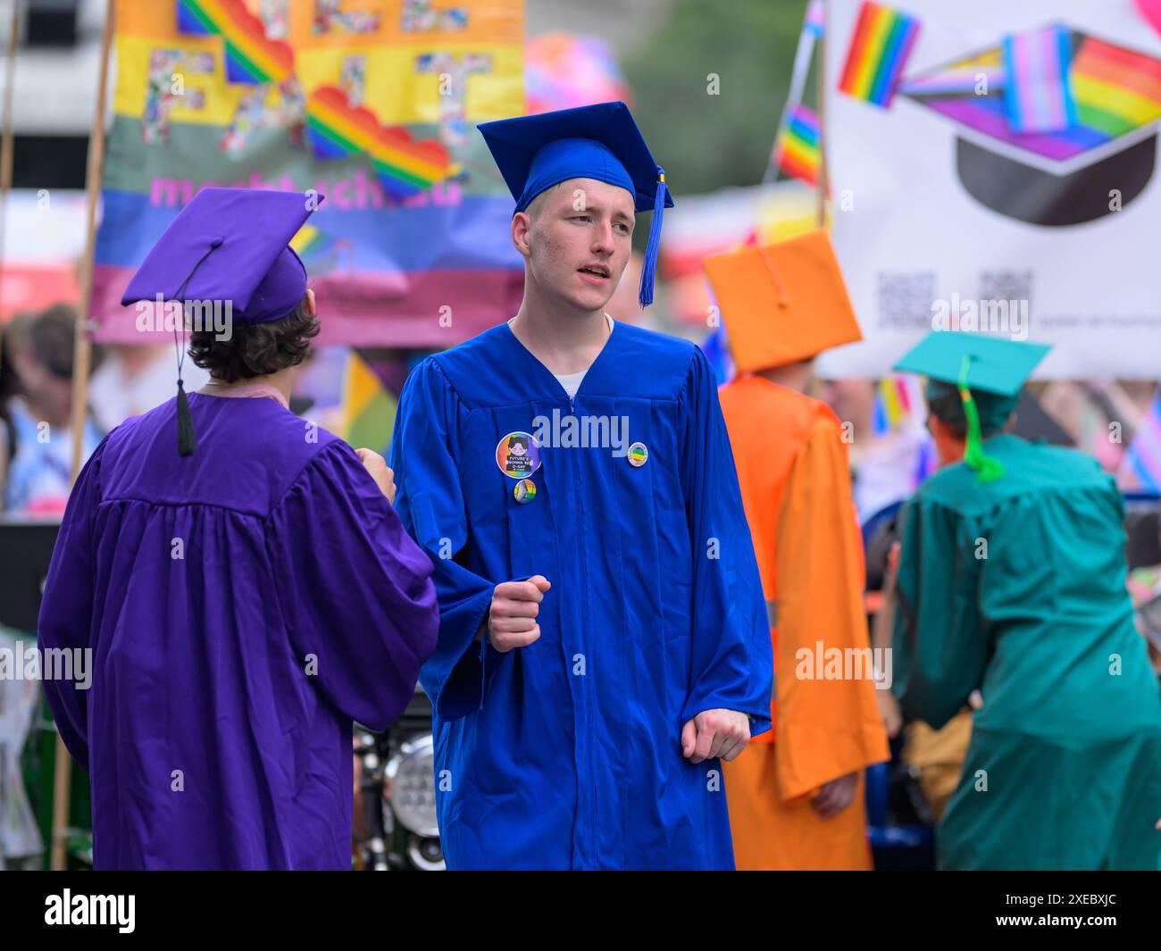 Vienne, Autriche - 08 juin 2024 : les gens à Vienna Pride en été sur Wiener Ringstrasse, étudiant en robe bleue dansant dans la rue Banque D'Images