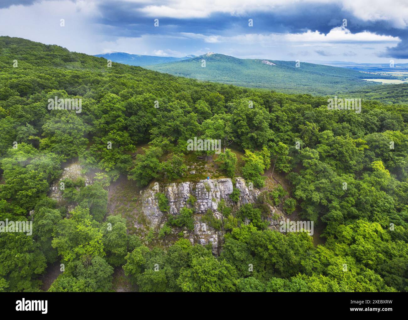 Drone vue sur les rochers et le paysage forestier après la pluie, Slovaquie Banque D'Images