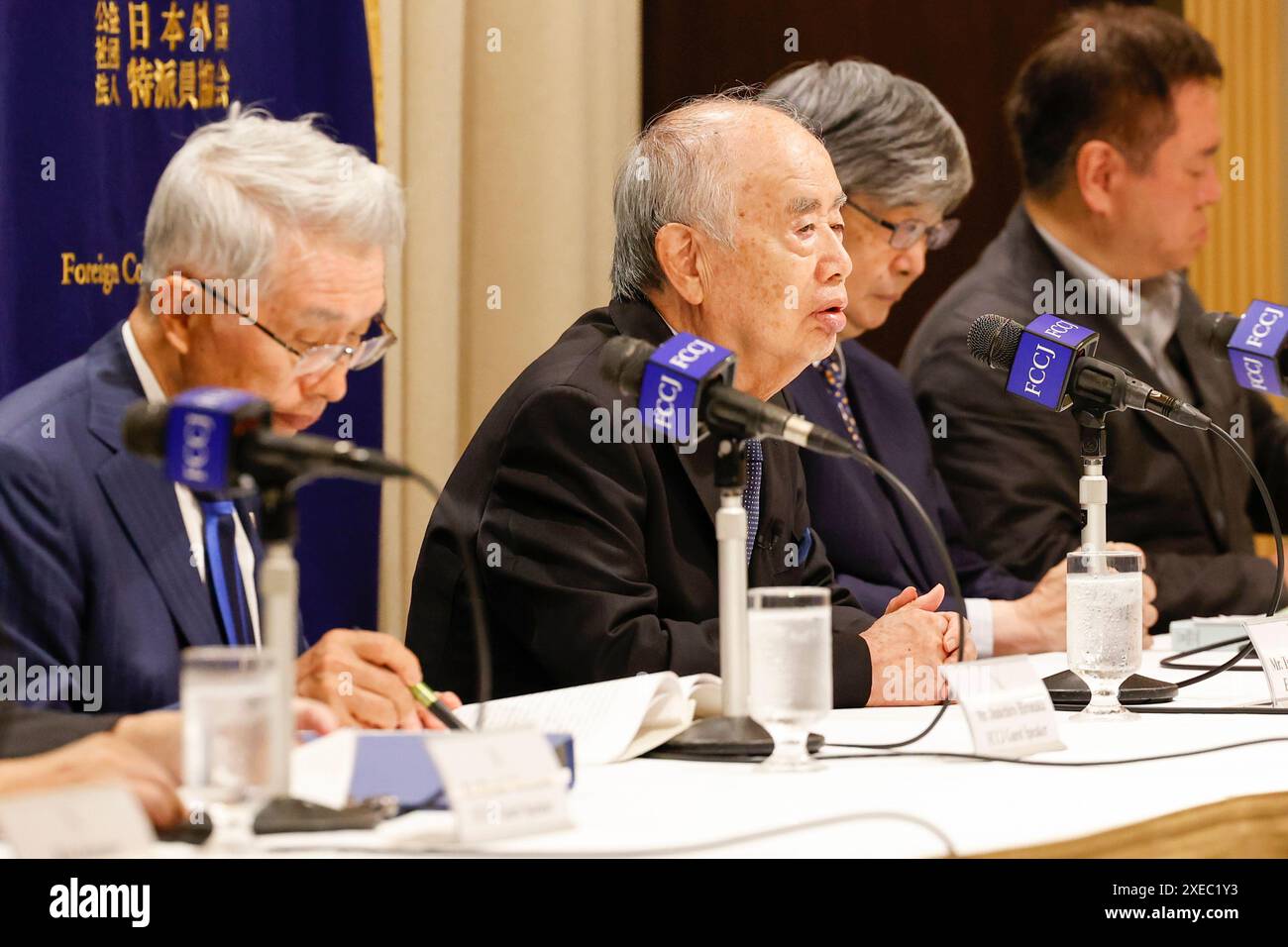 27 juin 2024, Tokyo, Japon : (c) Tsuguhiko Kadokawa, président honoraire de la Fondation pour la promotion culturelle Kadokawa, prend la parole lors d'une conférence de presse au Club des correspondants étrangers du Japon (FCCJ) dans le centre-ville de Tokyo. Kadokawa, l'ancien président de la maison d'édition Kadokawa Shoten, a été inculpé pour avoir corrompu un responsable du géant de la publicité Dentsu, qui était chargé de sélectionner les sponsors pour les Jeux Olympiques de Tokyo 2020. Kadokawa a décidé d'intenter une action civile contre le gouvernement japonais pour détention illégale et interrogatoire. Il envisage également de déposer une plainte auprès des United Banque D'Images