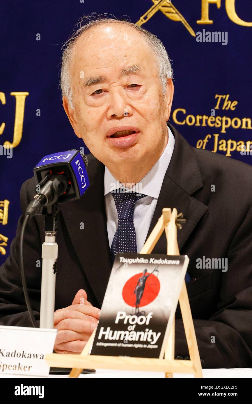 27 juin 2024, Tokyo, Japon : Tsuguhiko Kadokawa, président honoraire de la Fondation pour la promotion culturelle Kadokawa, prend la parole lors d'une conférence de presse au Club des correspondants étrangers du Japon (FCCJ) dans le centre-ville de Tokyo. Kadokawa, l'ancien président de la maison d'édition Kadokawa Shoten, a été inculpé pour avoir corrompu un responsable du géant de la publicité Dentsu, qui était chargé de sélectionner les sponsors pour les Jeux Olympiques de Tokyo 2020. Kadokawa a décidé d'intenter une action civile contre le gouvernement japonais pour détention illégale et interrogatoire. Il envisage également de déposer une plainte auprès de la United Nat Banque D'Images