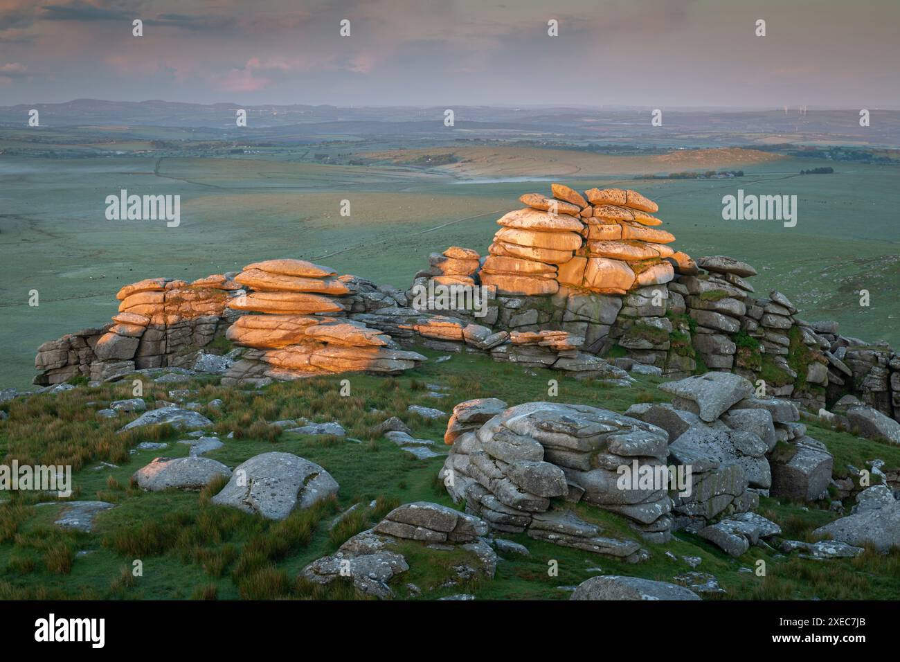 Première lumière sur Roughtor à Bodmin Moor, Cornouailles, Angleterre. Printemps (juin) 2019. Banque D'Images