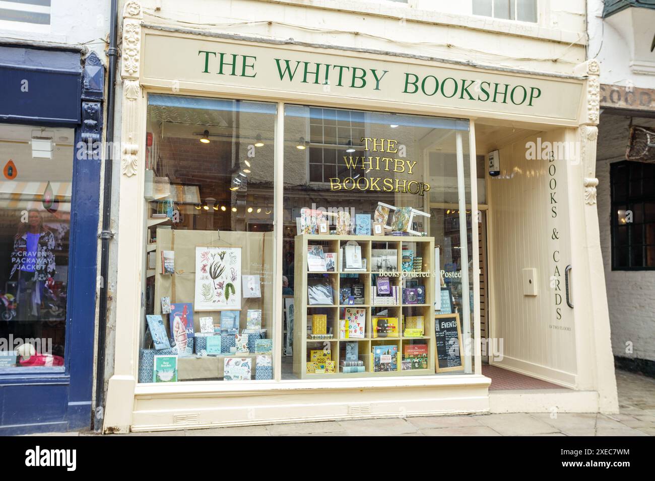 Magasin local d'affaires à Whitby, Yorkshire du Nord lors d'un jour férié occupé au Royaume-Uni. Librairie indépendante offrant aux habitants de bonnes lectures. Banque D'Images