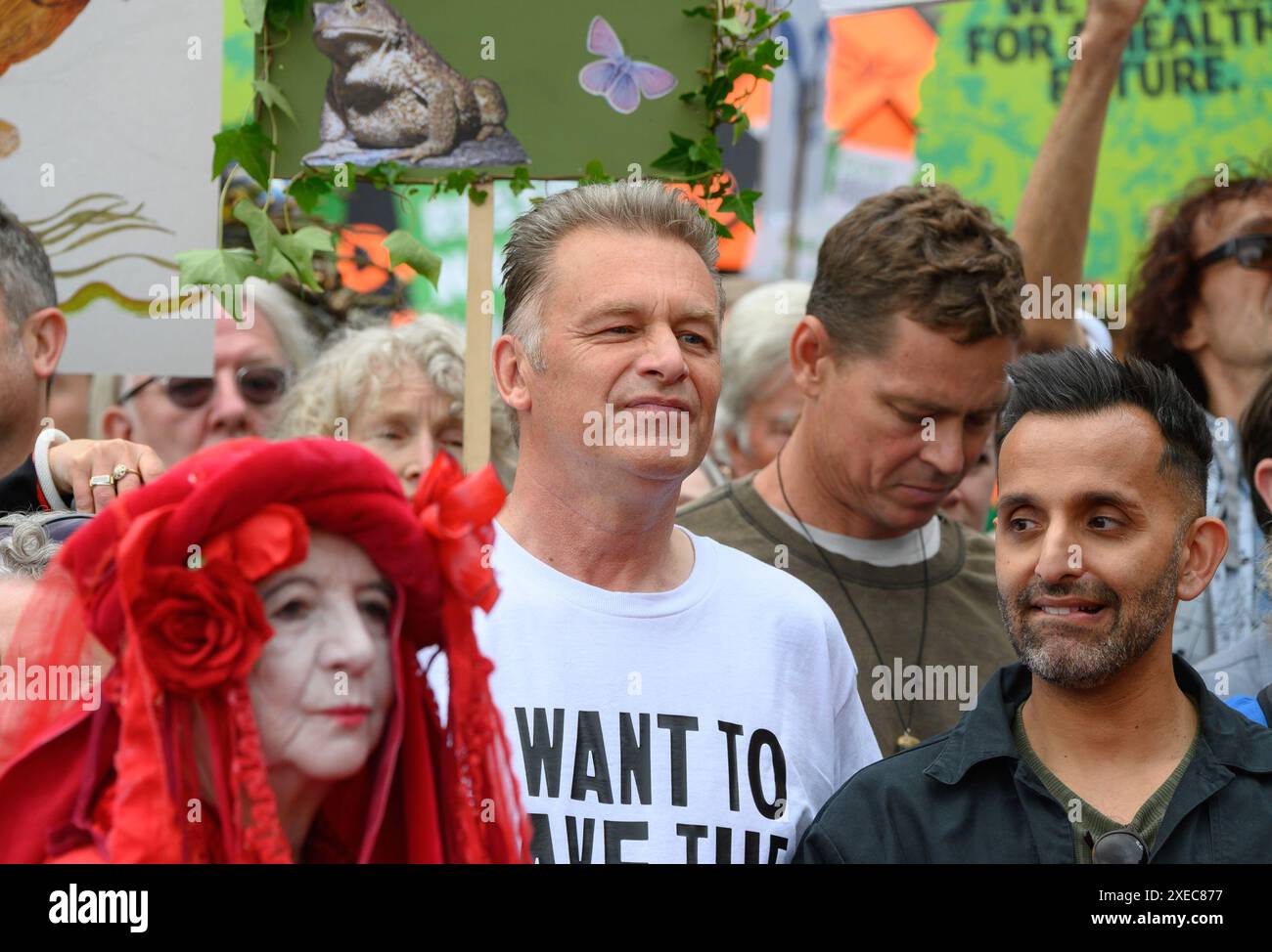 Chris Packham - présentateur TV de la faune - et le Dr Amir Khan au Restore nature Now défilent dans le centre de Londres, le 22 juin 2024 avec un membre d'Extin Banque D'Images