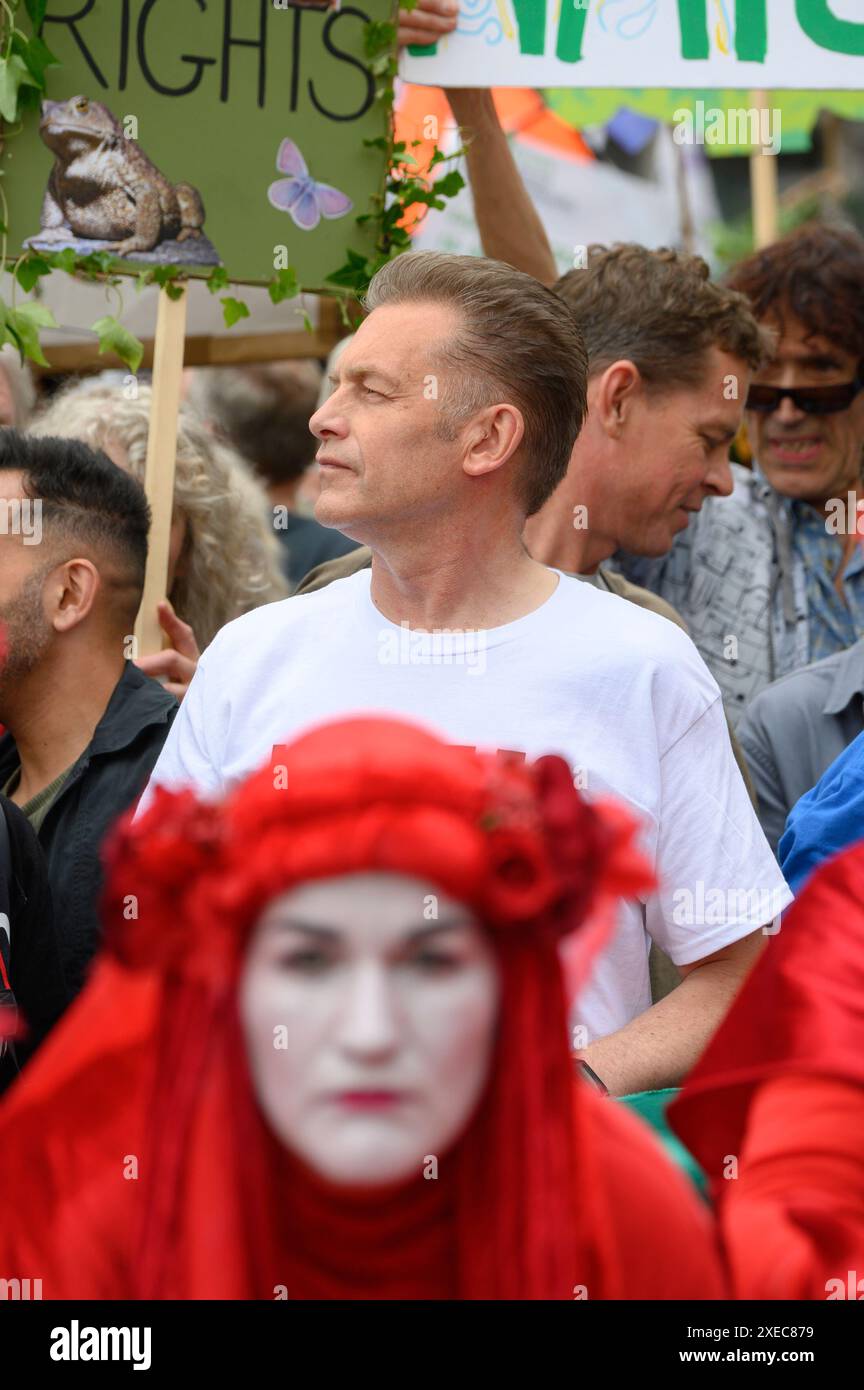 Chris Packham - présentateur TV de la faune - à la marche Restore nature Now dans le centre de Londres, le 22 juin 2024 avec un membre de l'extinction Rebelli Banque D'Images