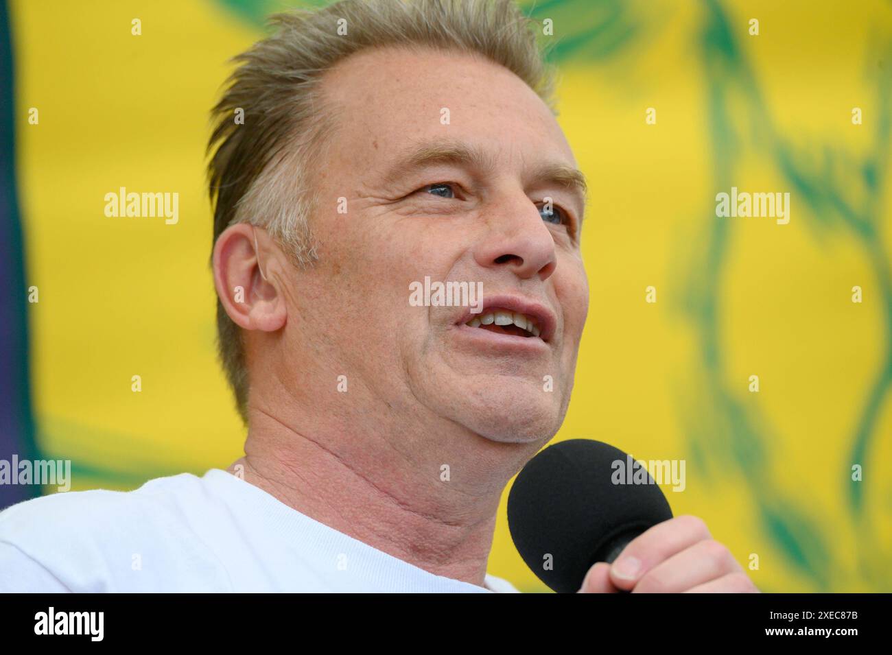 Chris Packham - présentateur TV de la faune - à la Restore nature Now marche dans le centre de Londres, le 22 juin 2024 Banque D'Images