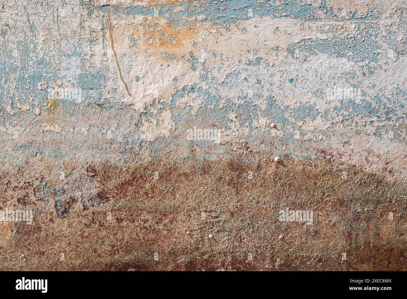 Fragment de vieux corps de bateau de pêche en ruine abandonné altéré fait de gros plan en fibre de verre comme fond grunge Banque D'Images