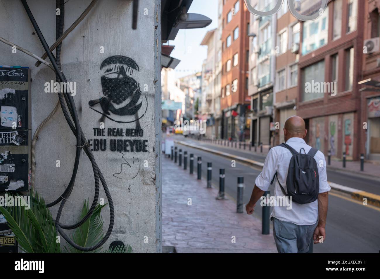 Istanbul, Turquie. 27 juin 2024. Au milieu de la guerre israélienne contre Gaza, la Turquie est un fervent partisan du Hamas et de la Palestine, des graffitis pro-palestiniens sont vus dans le quartier central de Beyoğlu à Istanbul. Le graffiti fait référence à Abu Obaida, le porte-parole de la branche militaire du Hamas, avec le texte « le vrai héros ». Crédit : Ingrid Woudwijk/Alamy Live News Banque D'Images