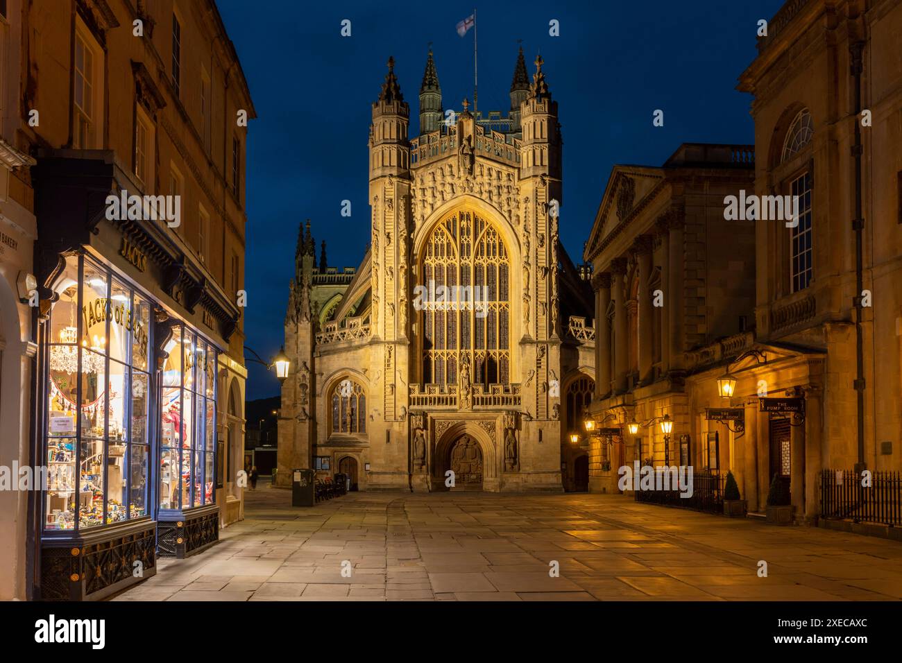 Vue nocturne de l'abbaye de Bath depuis Abbey Churchyard, Somerset, Angleterre. Été (juin) 2019. Banque D'Images