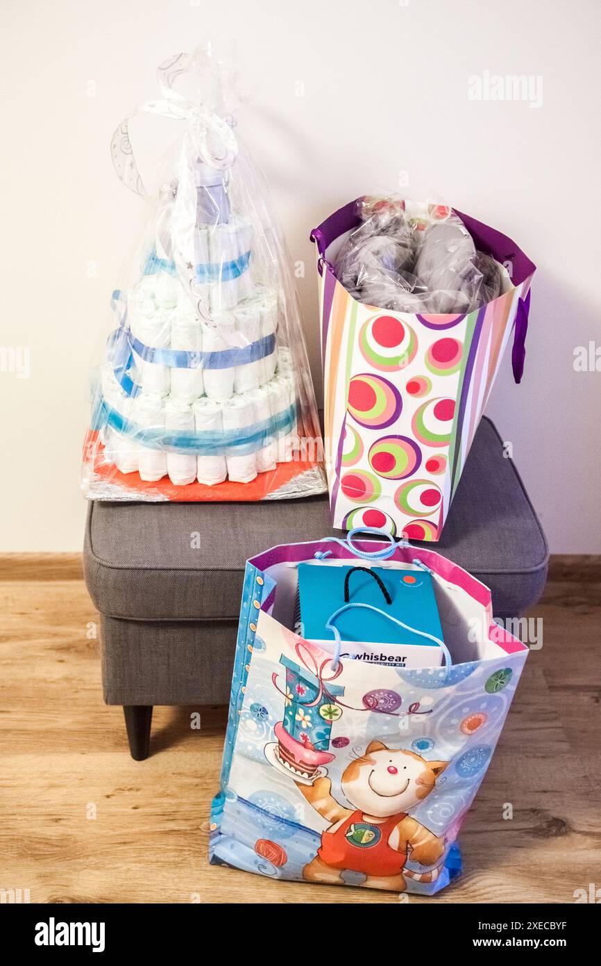 gâteau de couche et cadeaux de babyshower pour un garçon Banque D'Images