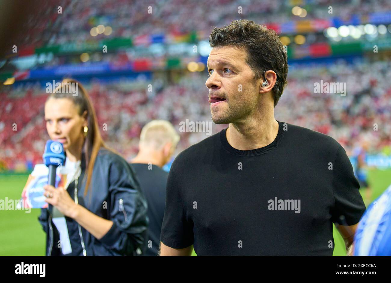 Ex Fussballprofi, DFB Kapitaen Michael BALLACK, Esther Sedlaczek, présentateur ARD Sport Moderatorin, Sportmoderatorin, Journalistin, dans le groupe A stage match ALLEMAGNE - SUISSE 1-1 des Championnats d'Europe UEFA 2024 le 23 juin 2024 à Francfort, Allemagne. Photographe : Peter Schatz Banque D'Images