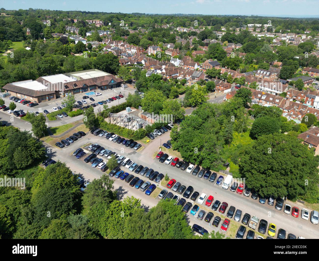 Vue drone du magasin COOP et du parking à Cranbrook, Kent, Royaume-Uni. Banque D'Images