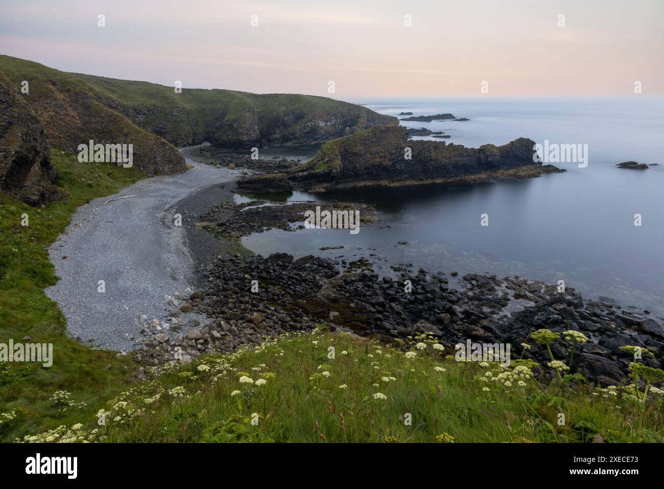 Whinnyfold est un petit hameau au sommet d'une falaise à l'extrémité sud de la baie de Cruden dans l'Aberdeenshire, en Écosse. Banque D'Images