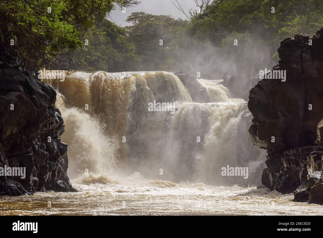 Le Grand River Sud-est tonnerre au-dessus de la cascade de beau champ à Maurice, Afrique de l'est. Printemps (mai) 2024. Banque D'Images