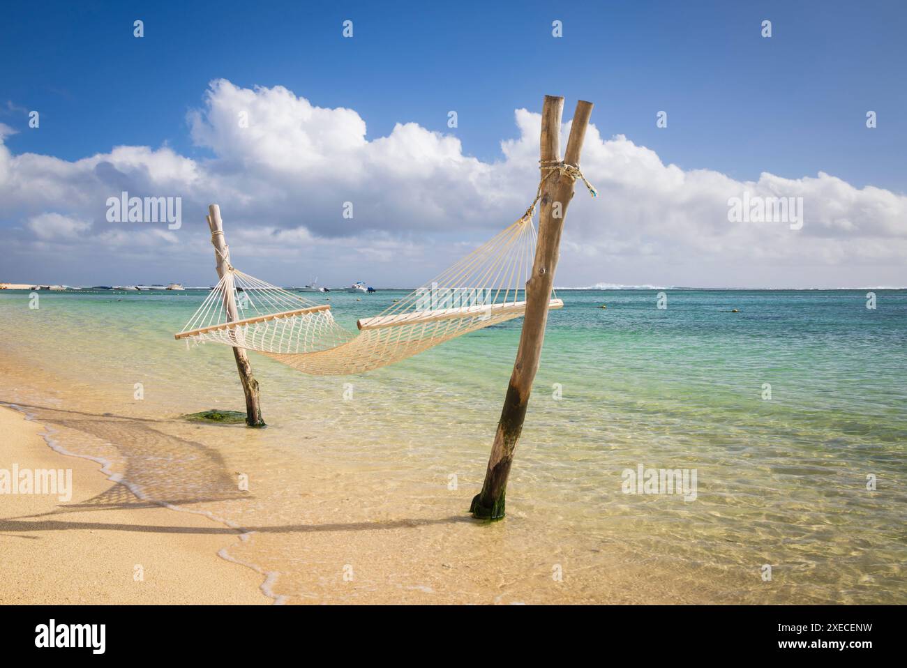 Hamac et plage tropicale, la Morne, Maurice, Afrique. Printemps (mai) 2024. Banque D'Images