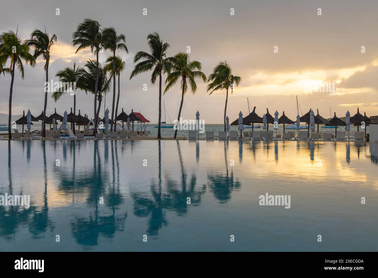 Lever de soleil sur la plage tropicale hôtel Resort, Preskil Island, Mahébourg, Maurice, Afrique de l'est. Printemps (mai) 2024. Banque D'Images