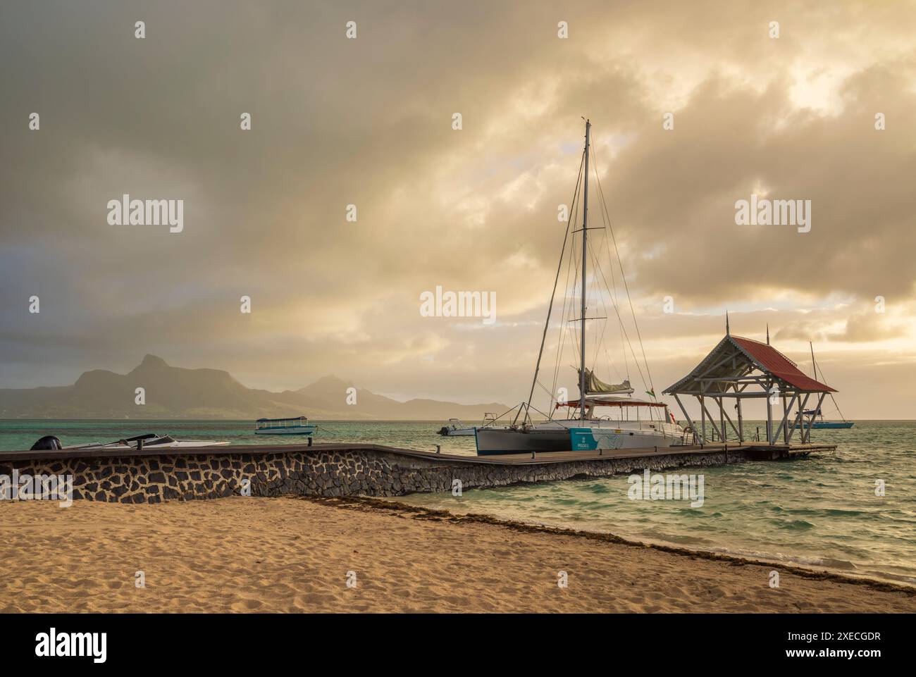 Lever de soleil sur la jetée de Preskil Island près de pointe Jerome à Mahébourg, Maurice, Afrique de l'est. Été (juin) 2024. Banque D'Images