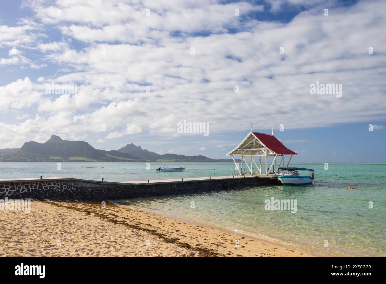 Preskil Island Resort plage et jetée, pointe Jerome, Maheboug, Maurice, Afrique de l'est. Été (juin) 2024. Banque D'Images
