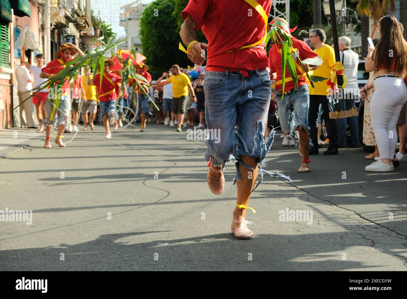 ACI TREZZA, ITALIE - 24 JUIN 2024 - célébration de la parade traditionnelle de San Giovanni. San Giovanni défilé traditionnel avec pisci a mari show où ils reproduisent la chasse au thon. Le thon est roulé par un jeune homme qui s'échappe enfin des pêcheurs Banque D'Images