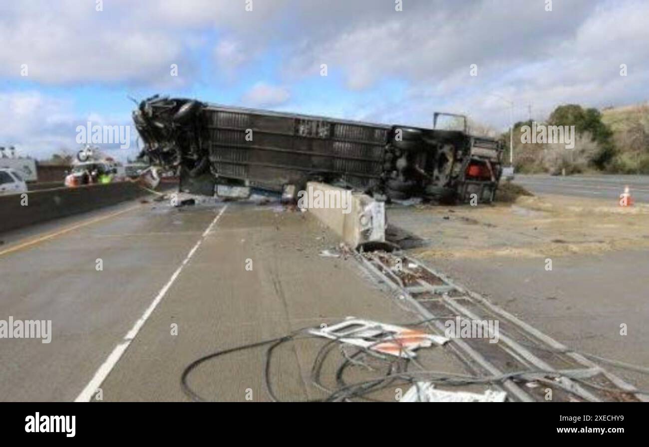 Position de repos finale du bus et restes de la base de l'atténuateur de choc REACT 350. Accident d'autocar à San Jose, CA 19 janvier 2016. Titre NTSB Banque D'Images