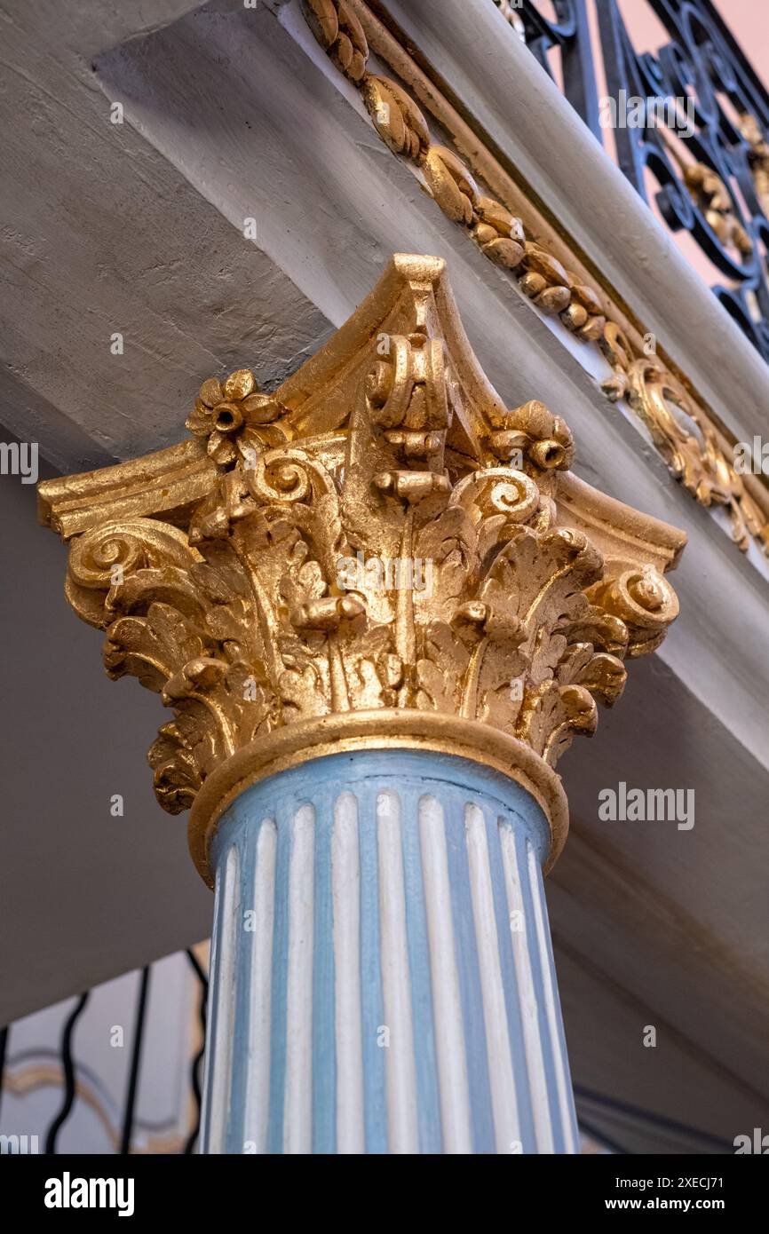 France. La synagogue historique très ornée du XVIIIe siècle de Cavaillon, construite exceptionnellement dans un style rococo baroque avec des travaux en fer forgé et des feuilles d'or. Banque D'Images