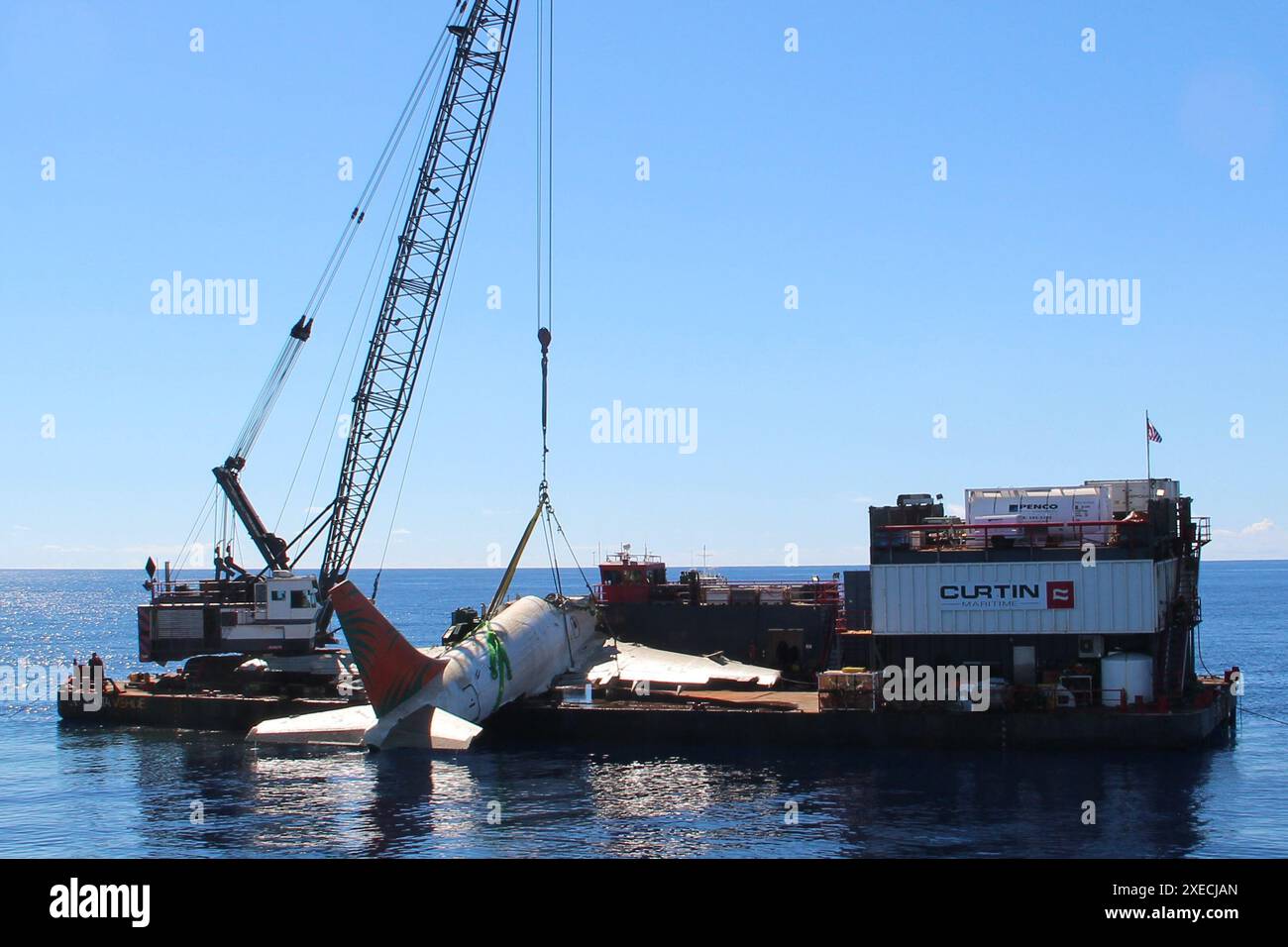 WASHINGTON (2 novembre 2021) — la photo prise le 30 octobre 2021 montre la section arrière du fuselage d'un TransAir B-737 récupéré dans l'océan Pacifique à environ deux miles de Ewa Beach près de Honolulu, Hawaï. L'avion cargo a été amarré après que l'équipage de conduite eut signalé des anomalies du moteur peu après avoir quitté l'aéroport international Daniel K. Inouye le 2 juillet 2021. Vol Transair 810 Banque D'Images