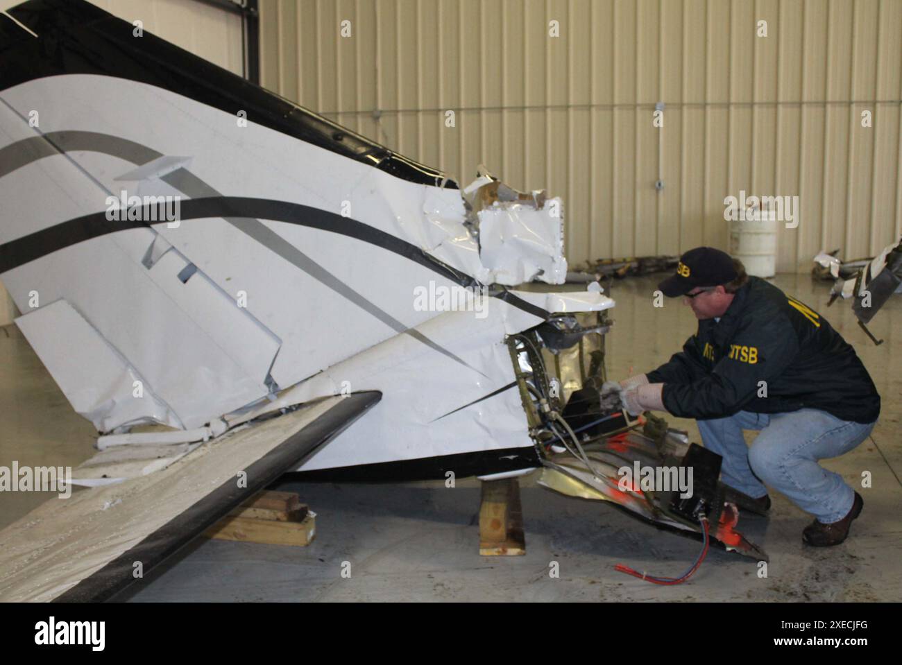 Todd Fox, enquêteur de la sécurité aérienne du NTSB, examine la queue du Cessna 414A qui s'est écrasé tôt mardi matin à Bloomington, Illinois. Bloomington, il. Titre NTSB Banque D'Images