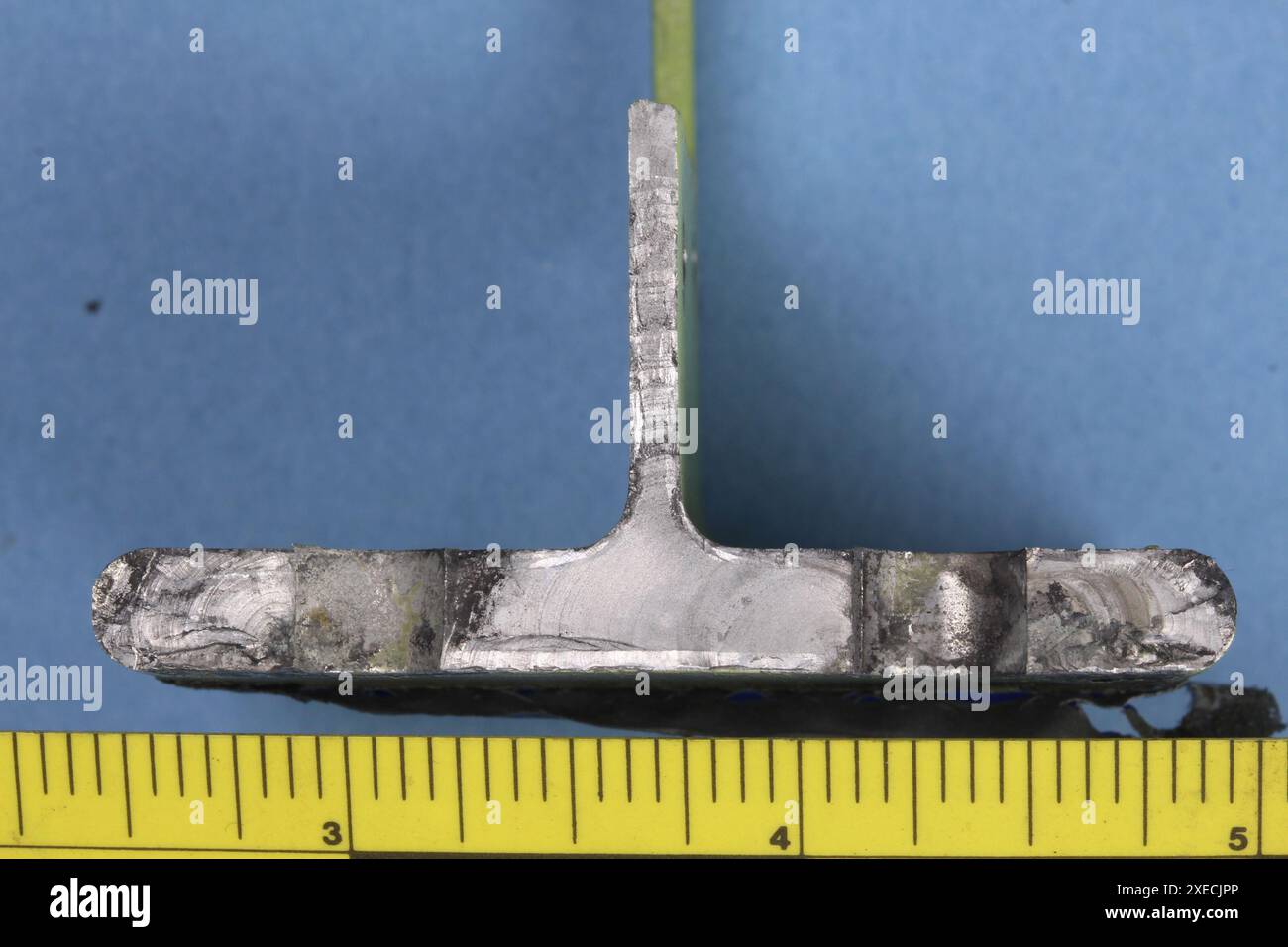 WASHINGTON (10 avril 2018) - dans cette photo du 10 avril prise au NTSB Materials Laboratory, des caractéristiques de fracture compatibles avec la fatigue du métal peuvent être vues dans le doubleur de longeron arrière du Piper PA-28R-201 impliqué dans l'accident mortel survenu le 4 avril 2018 près de Daytona Beach, en Floride. Banque D'Images