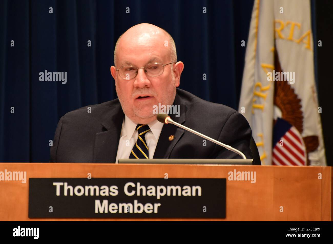 WASHINGTON (25 février 2020) — Thomas Chapman, membre du Bureau du National Transportation Safety Board, pose une question au personnel d'enquête lors d'une réunion publique du Bureau tenue mardi pour déterminer la cause probable d'un accident mortel impliquant une Tesla à Mountain View, en Californie. Le conducteur du Tesla est mort des suites de blessures subies lorsque son modèle XP100D, avec le système de pilote automatique de Tesla activé, a heurté un atténuateur de collision non opérationnel le 23 mars 2018, sur la US Highway 101. Mountain View Tesla Crash Board Meeting, 25 février 2020 WASHINGTON (25 février 2020) — Thomas Chapman, membre du conseil d'administration de la Na Banque D'Images