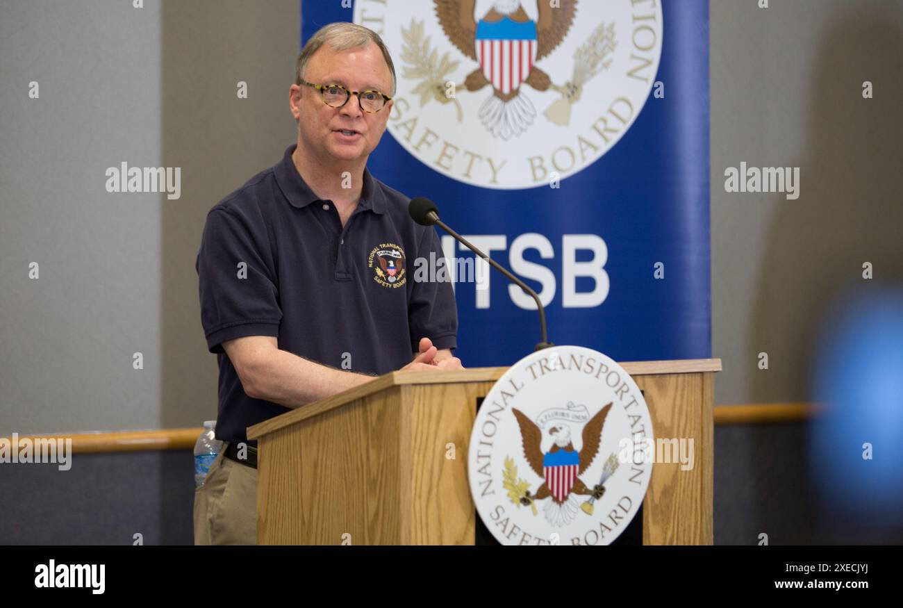 Robert Sumwalt, membre du conseil d'administration du NTSB, informe les médias dimanche sur l'accident de camion/autobus à Davis, OK Davis, OK enquête sur l'accident. Titre NTSB. Président Robert L. Sumwalt Banque D'Images