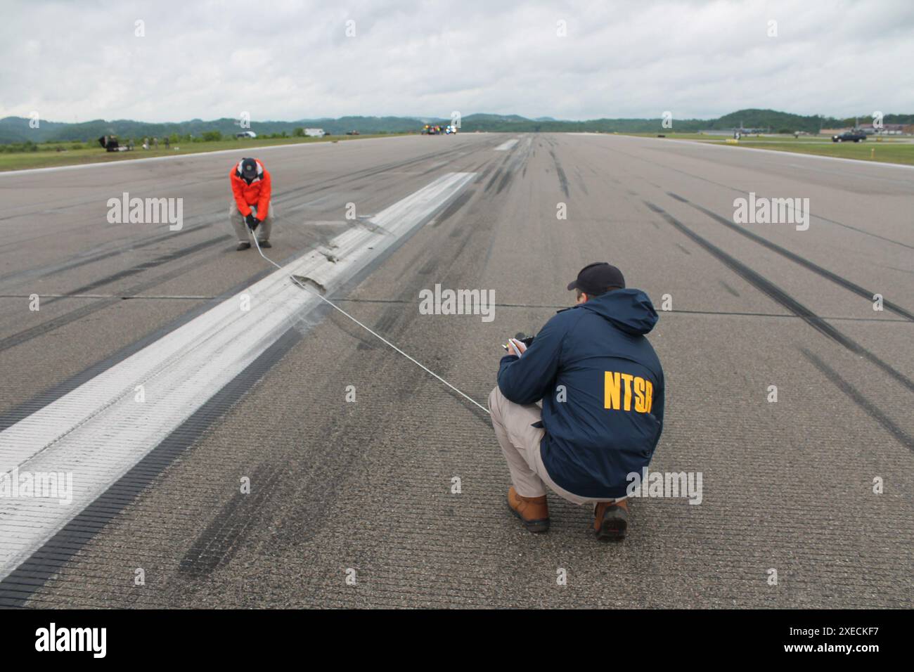 CHARLESTON, WV — 6 mai 2017. Adam Huray, enquêteur du NTSB, documente les marques de témoins et les entailles sur la piste 5/23 de l'aéroport international Charleston Yeager. Écrasement d'un transporteur de fret aérien Shorts SD-330 à l'aéroport international Charleston Yeager, Charleston (Virginie-occidentale), le 5 mai 2017 Banque D'Images