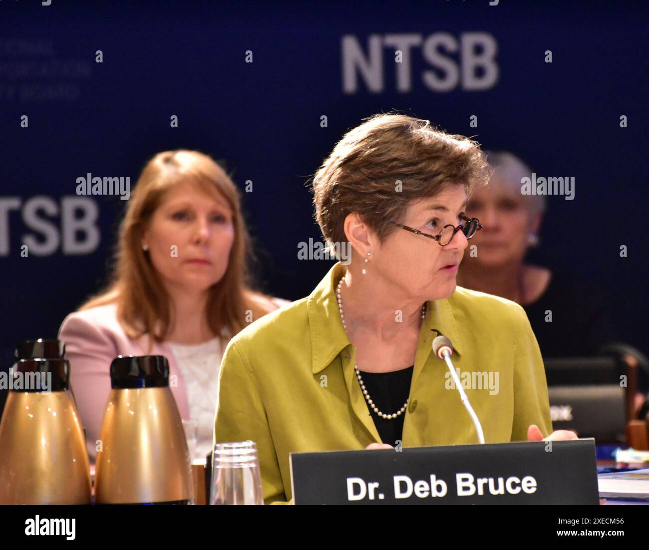 WASHINGTON (25 septembre 2018) — Deb Bruce, Ph.D., gestionnaire de projet au Bureau de la sécurité routière du NTSB, présente le rapport d’enquête spéciale sur la sécurité des piétons au conseil d’administration composé de cinq membres du NTSB lors d’une réunion du conseil d’administration tenue mardi. Réunion du conseil d’ADMINISTRATION DU SIR DE la sécurité des piétons WASHINGTON (25 septembre 2018) — Deb Bruce, Ph.D., gestionnaire de projet au Bureau de la sécurité routière du NTSB, présente le rapport d’enquête spéciale sur la sécurité des piétons au conseil d’administration composé de cinq membres du NTSB lors d’une réunion du conseil tenue mardi. Banque D'Images