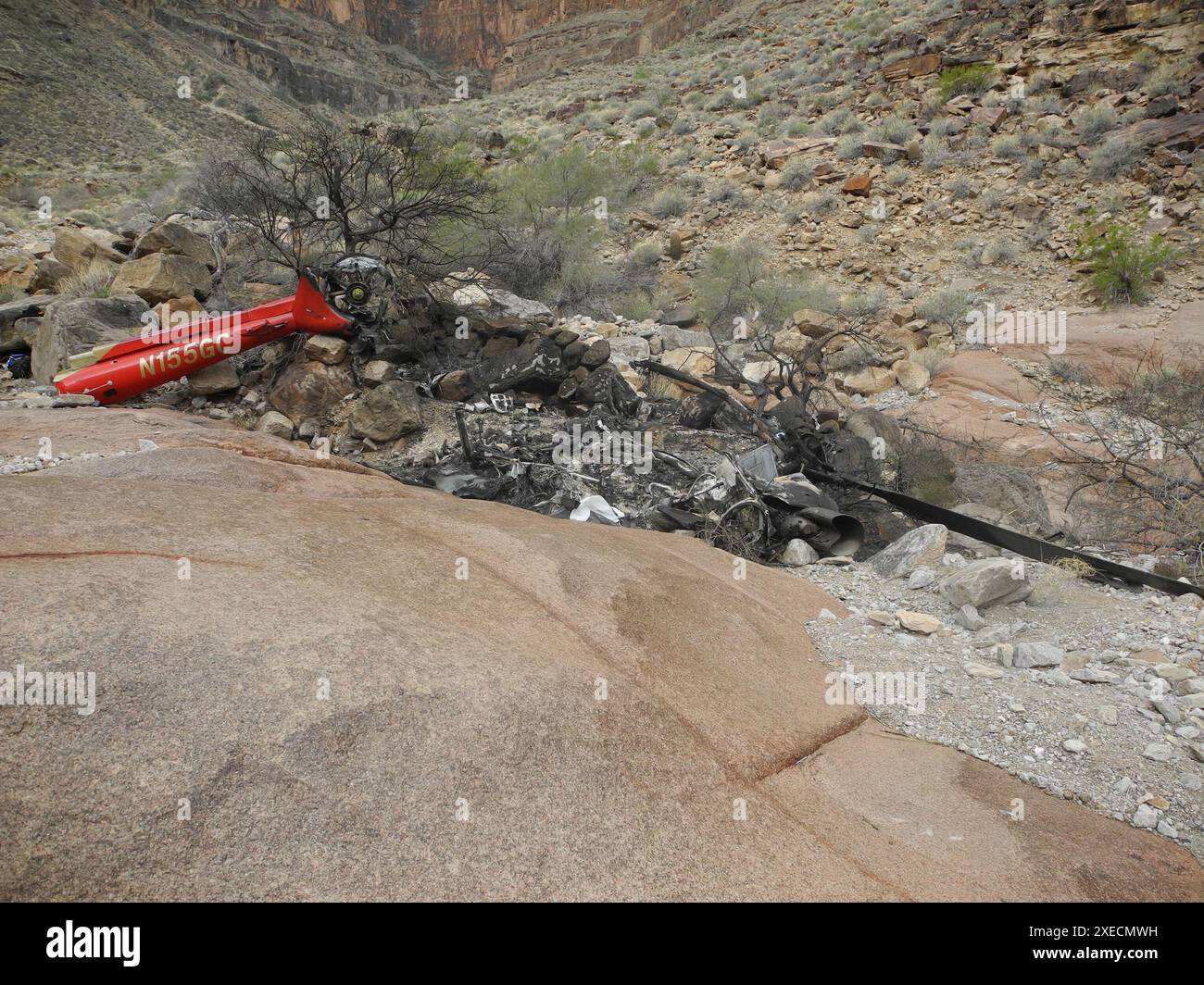 WASHINGTON (14 janvier 2021) — cette photo, prise le 11 février 2018 sur les lieux de l'accident, montre des composants de l'hélicoptère Eurocopter EC130 qui s'est écrasé à Peach Springs, en Arizona, le 10 février 2018. L'accident a tué cinq personnes et en a blessé deux autres. Cette photo, prise le 11 février 2018, montre les composants de l'hélicoptère Eurocopter EC130 qui s'est écrasé à Peach Springs, Arizona, le 10 février 2018. Banque D'Images