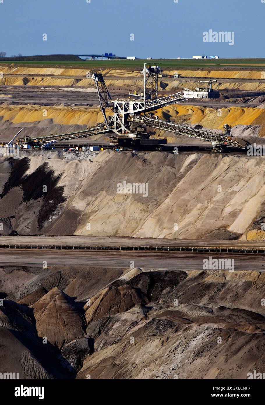 Mine de lignite à ciel ouvert avec épandeur et autoroute en arrière-plan, Garzweiler, Allemagne, Europe Banque D'Images