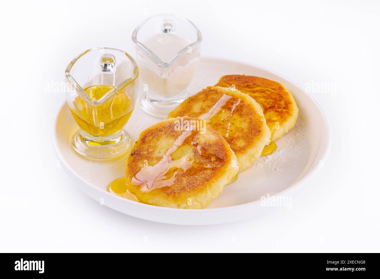 Cheesecakes avec miel et yaourt sur assiette Banque D'Images