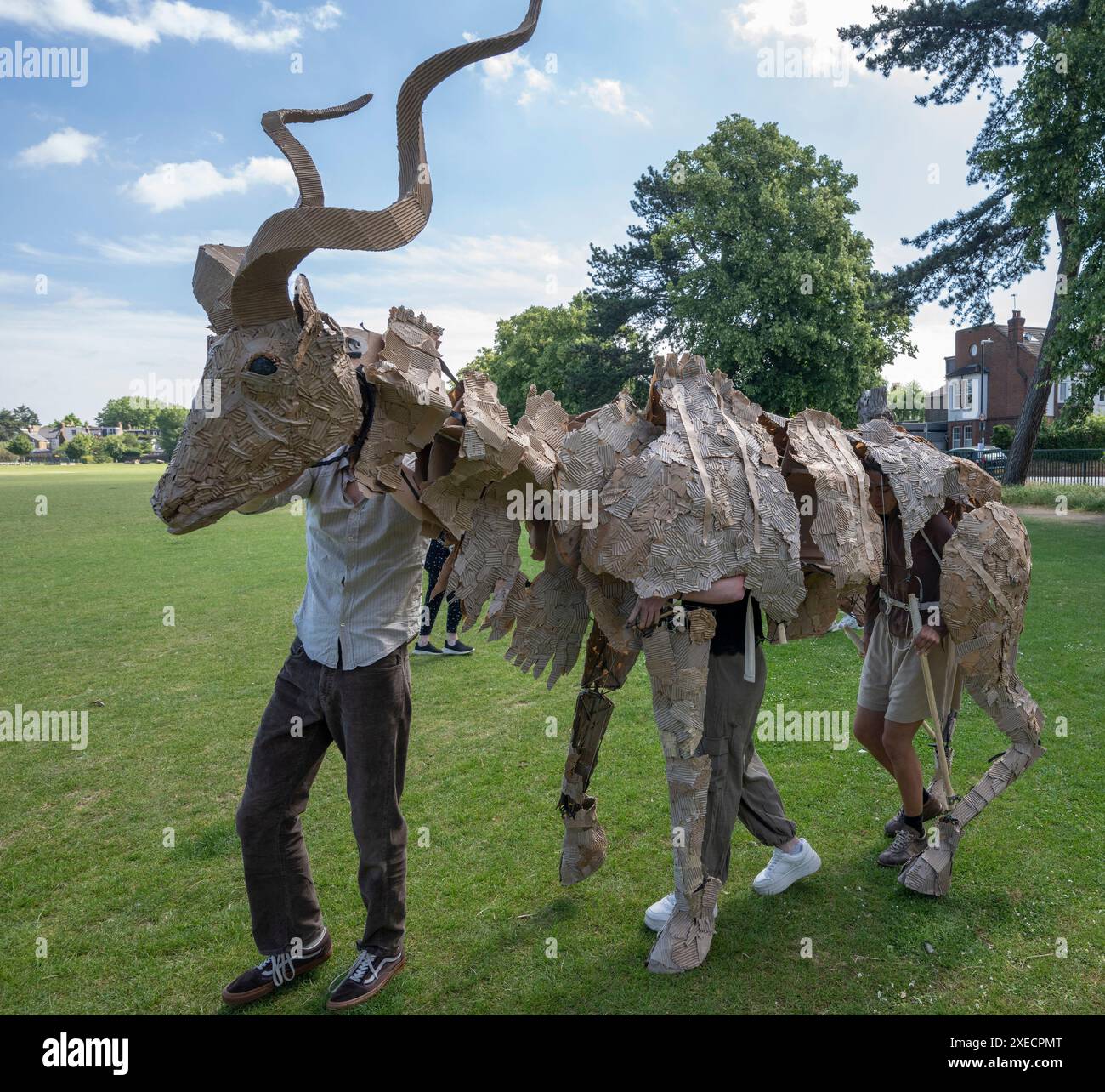 Wimbledon College of Arts, Londres, Royaume-Uni. 27 juin 2024. The Walk Productions - l'équipe derrière Little Amal - et Wimbledon College of Arts UAL - présentent The Herds, un nouveau projet d'art public de The Walk Productions. Ayant lieu en 2025, les troupeaux verront de grands groupes d’animaux marionnettes grandeur nature migrer vers le nord sur 20 000 km à travers l’Afrique et l’Europe alors qu’ils fuient les catastrophes climatiques. L’équipe créative montre les animaux dans l’atelier et fait leurs premiers pas. Crédit : Malcolm Park/Alamy Live News Banque D'Images