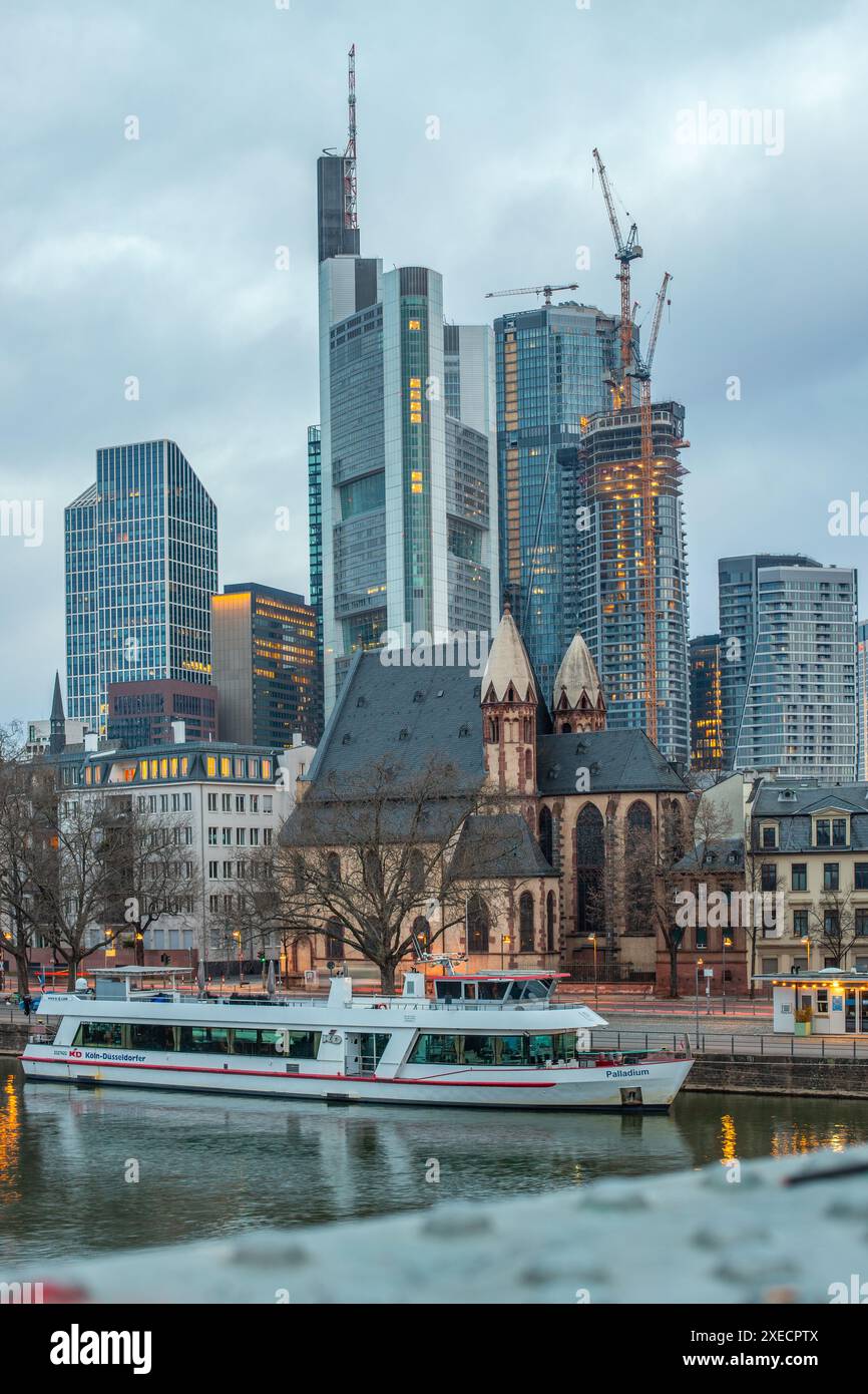 Le main avec la Skyline de Francfort dans la soirée, au coucher du soleil. Belle vue d'ensemble de la ville Banque D'Images