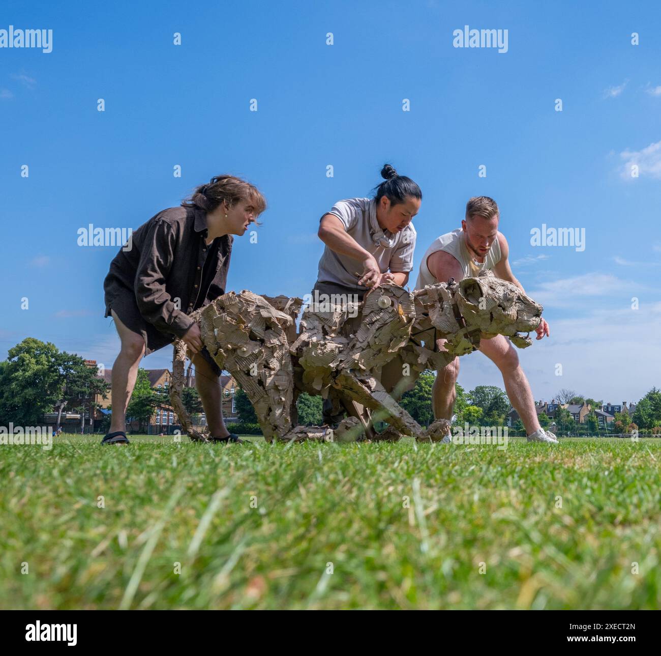 Wimbledon College of Arts, Londres, Royaume-Uni. 27 juin 2024. The Walk Productions - l'équipe derrière Little Amal - et Wimbledon College of Arts UAL - présentent The Herds, un nouveau projet d'art public de The Walk Productions. Ayant lieu en 2025, les troupeaux verront de grands groupes d’animaux marionnettes grandeur nature migrer vers le nord sur 20 000 km à travers l’Afrique et l’Europe alors qu’ils fuient les catastrophes climatiques. L’équipe créative montre les animaux dans l’atelier et fait leurs premiers pas. Crédit : Malcolm Park/Alamy Live News Banque D'Images