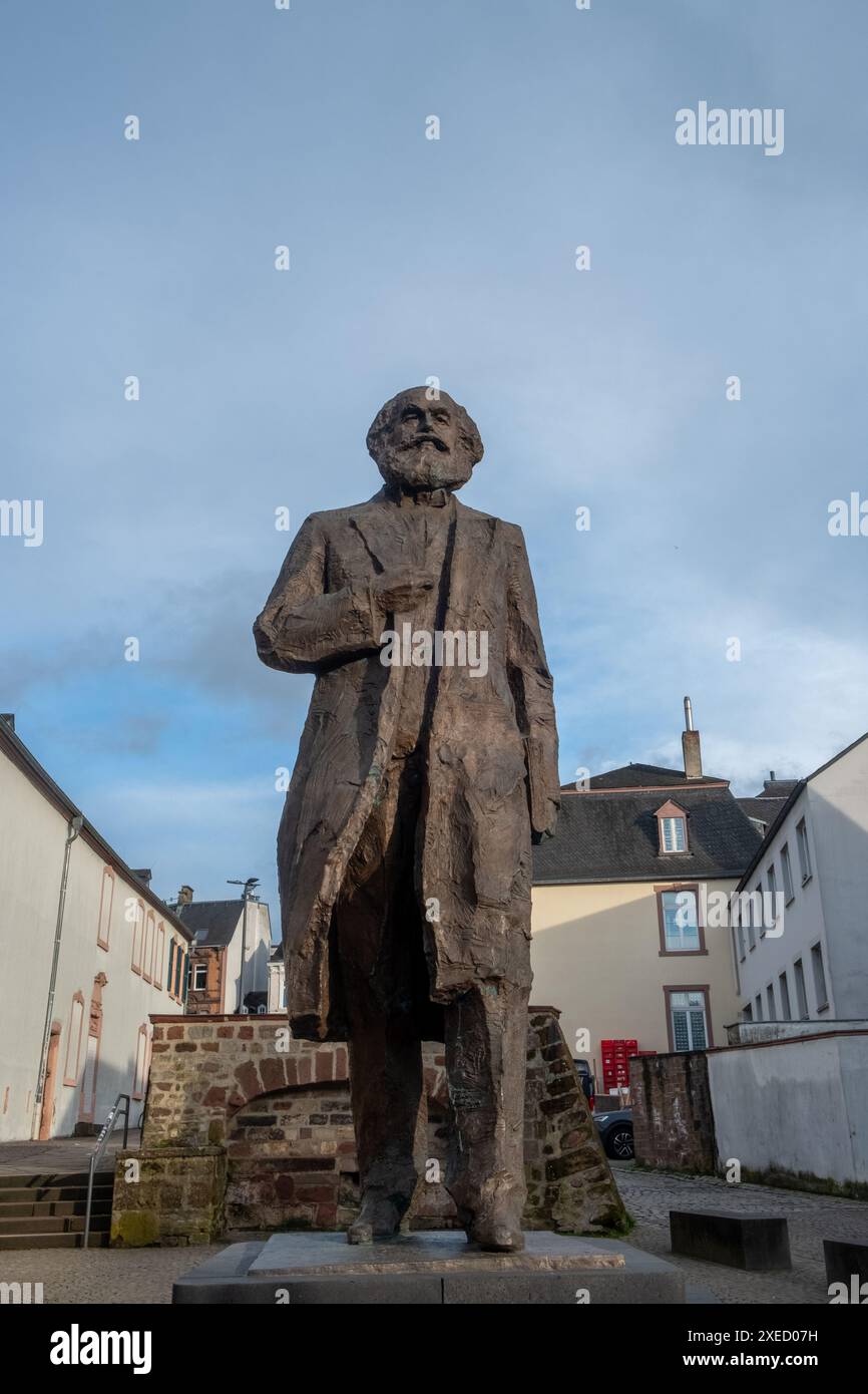 Trèves, Rijnland-Palts, Allemagne, 23 mars 2024, Karl Marx Statue domine Trèves Skyline Banque D'Images