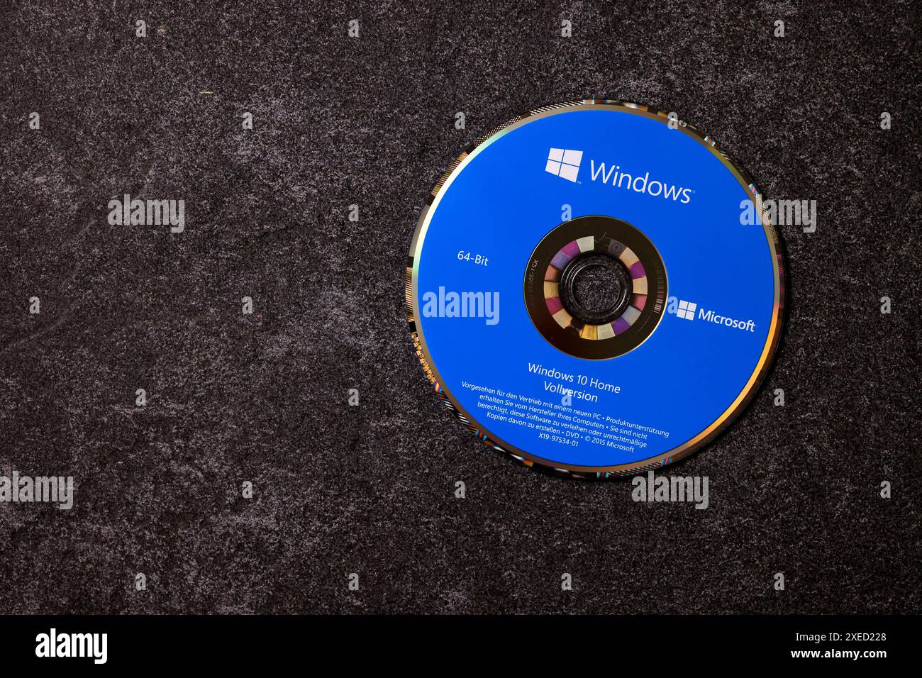 Eine DVD mit der Vollversion von Microsoft Windows 10 Home liegt auf einem Tisch. Seit geraumer Zeit ist bekannt, dass Windows 10 von Microsoft nicht länger unterstützt werden wird. Mit dem endgültigen Wartungsende verliert das Betriebssystem alle Sicherheitsupdates. DAS zwingt viele Nutzer, auf Windows 11 oder andere verfügbare Versionen umzusteigen. Themenbild, Symbolbild Köln, 27.06.2024 NRW Deutschland *** Un DVD avec la version complète de Microsoft Windows 10 Home repose sur une table il est connu depuis un certain temps que Windows 10 ne sera plus supporté par Microsoft avec la fin finale de ma Banque D'Images