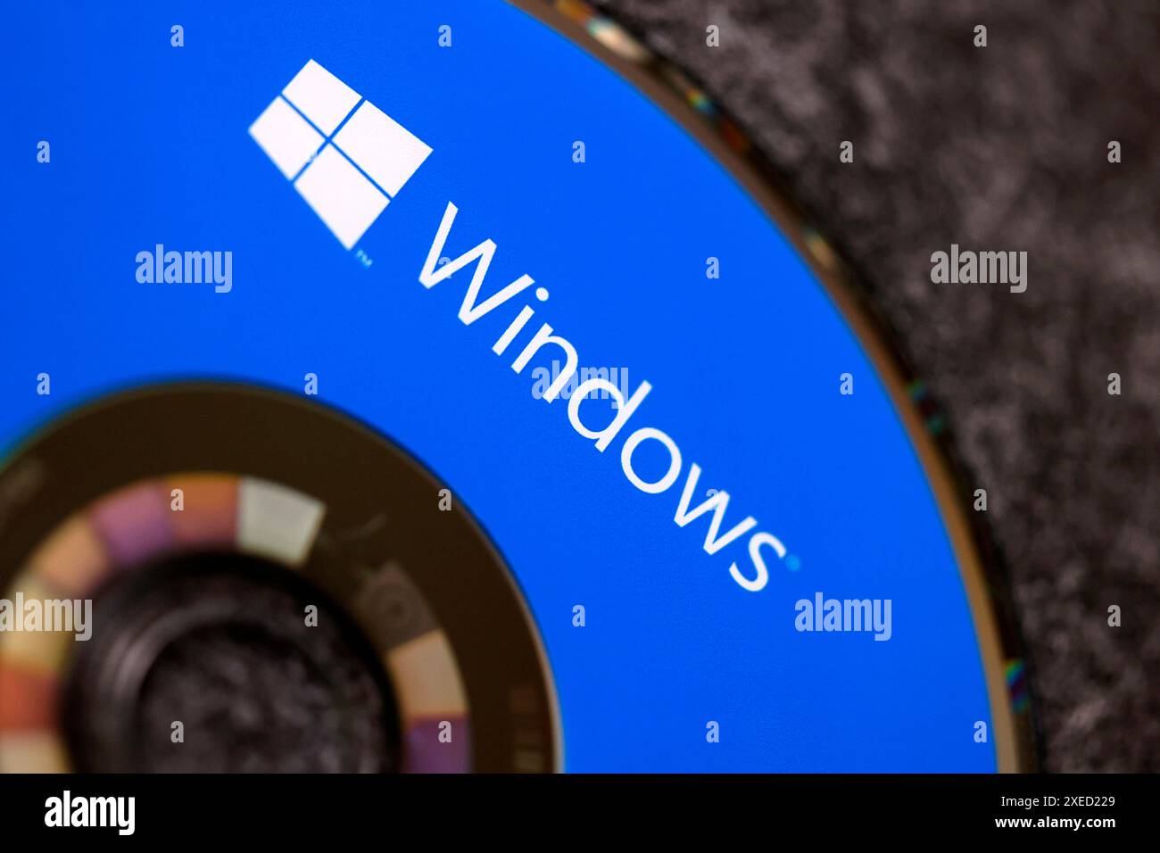 Eine DVD mit der Vollversion von Microsoft Windows 10 Home liegt auf einem Tisch. Seit geraumer Zeit ist bekannt, dass Windows 10 von Microsoft nicht länger unterstützt werden wird. Mit dem endgültigen Wartungsende verliert das Betriebssystem alle Sicherheitsupdates. DAS zwingt viele Nutzer, auf Windows 11 oder andere verfügbare Versionen umzusteigen. Themenbild, Symbolbild Köln, 27.06.2024 NRW Deutschland *** Un DVD avec la version complète de Microsoft Windows 10 Home repose sur une table il est connu depuis un certain temps que Windows 10 ne sera plus supporté par Microsoft avec la fin finale de ma Banque D'Images