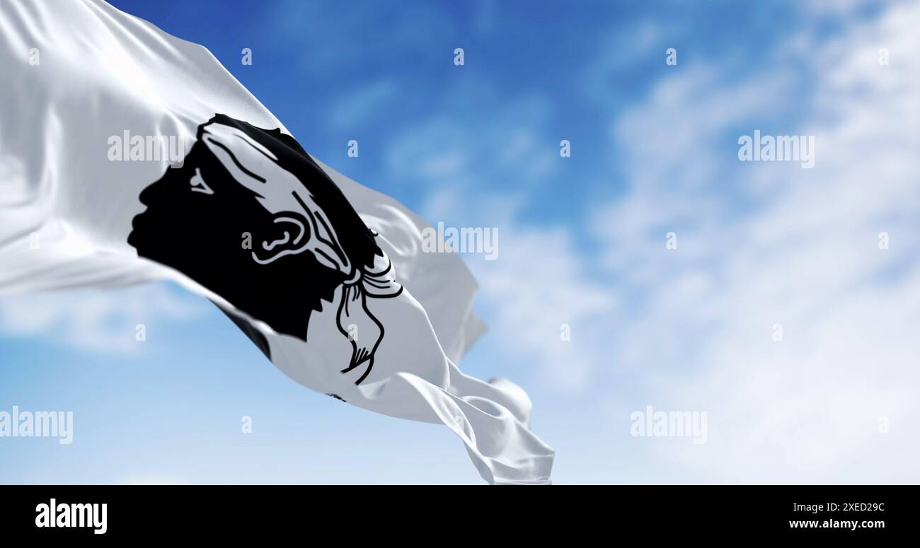 Drapeau de Corse agitant au vent par temps clair Banque D'Images