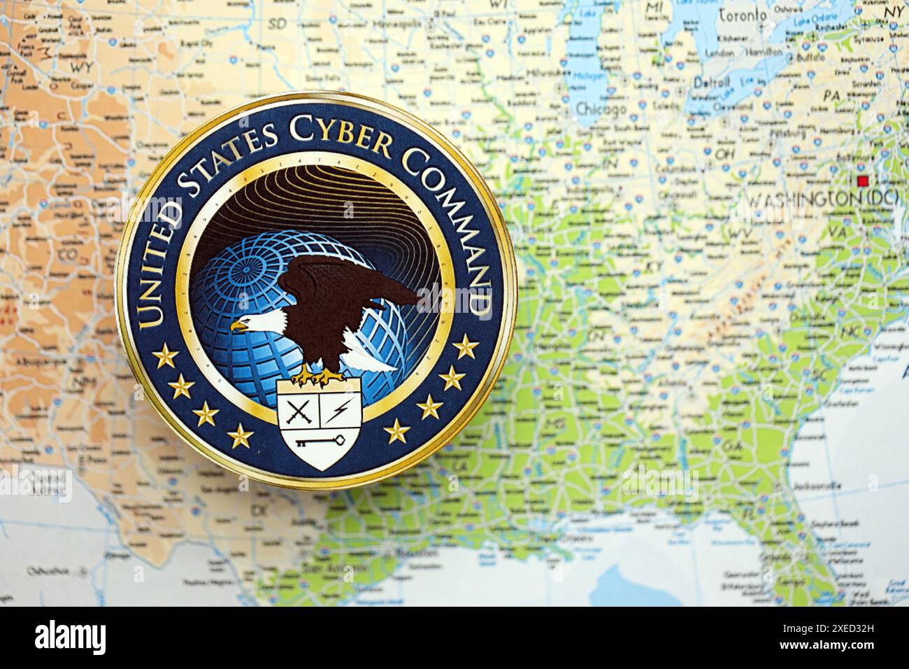 KIEV, UKRAINE - 26 JUIN 2024 blason du Cyber Command des États-Unis sur une carte papier des États-Unis d'Amérique Banque D'Images