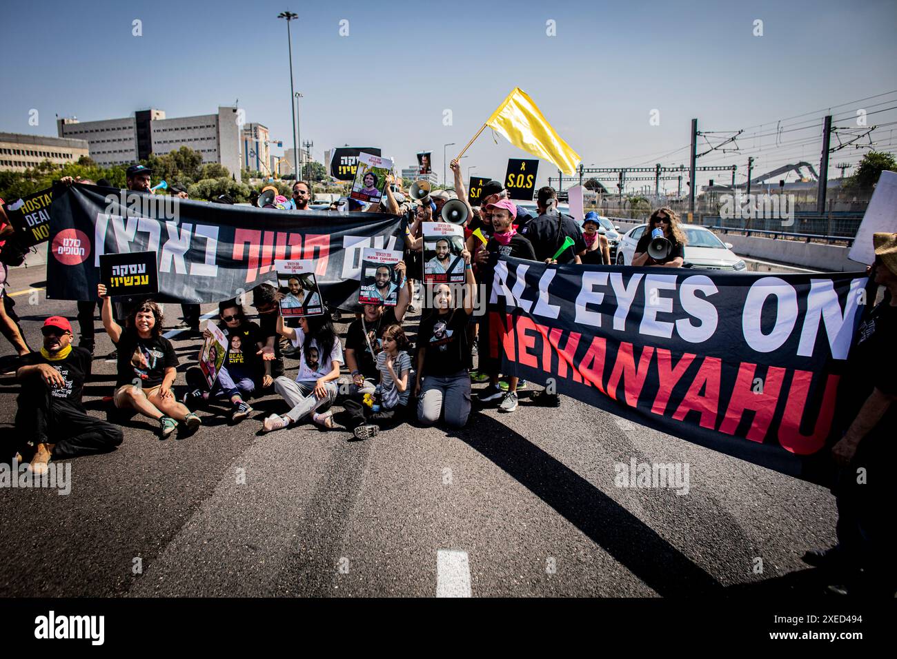 Des familles d'otages et des partisans bloquent le chemin Ayalon à tel Aviv, jeudi 27 2024 juin. Les organisations de protestation antigouvernementales ont lancé jeudi une journée de manifestations dans tout le pays, bloquant les principales autoroutes et appelant Israël à faire avancer un accord pour libérer les otages détenus par le Hamas à Gaza, pour mettre fin à la guerre et pour l'éviction du premier ministre Benjamin Netanyahu et des élections anticipées. Photo par Eyal Warshavsky. Banque D'Images