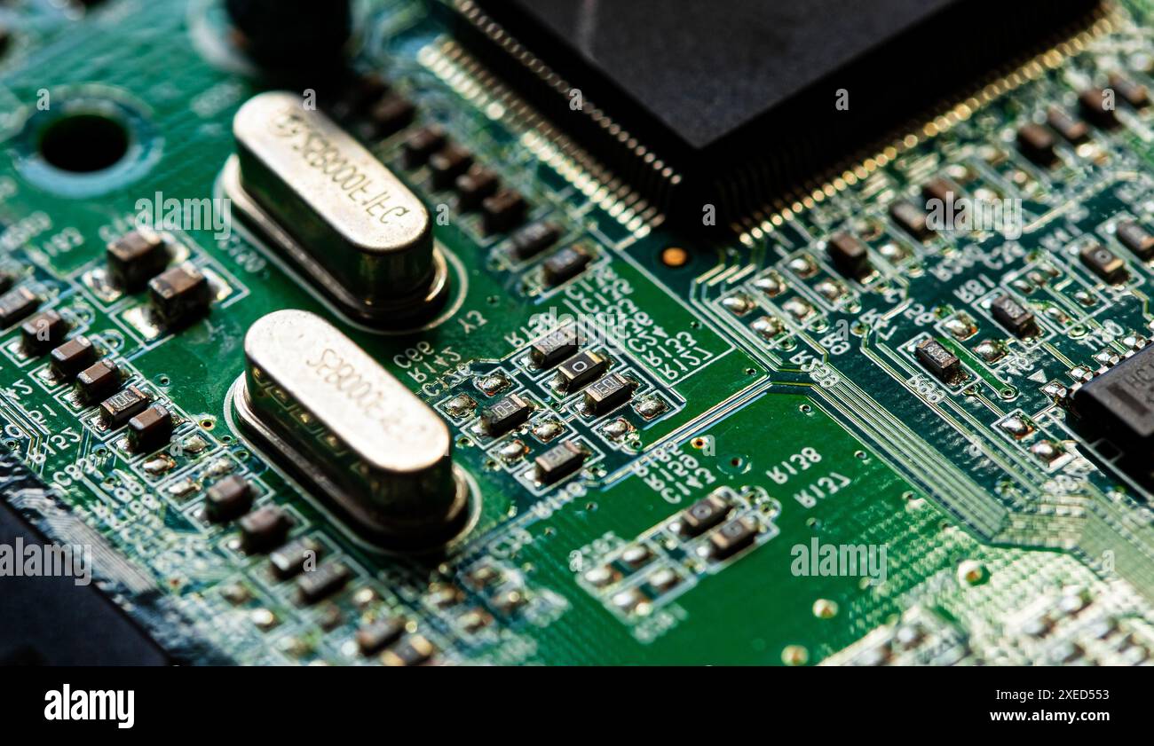 Macro gros plan des composants et des puces sur la carte de circuit imprimé du PC Banque D'Images