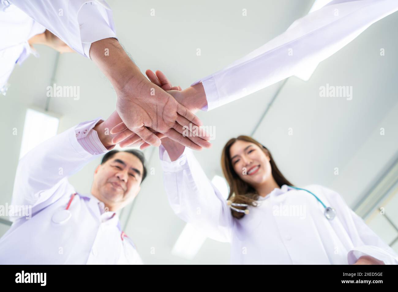 Les équipes médicales s’encouragent mutuellement avant de traiter des patients gravement malades à l’hôpital. Banque D'Images