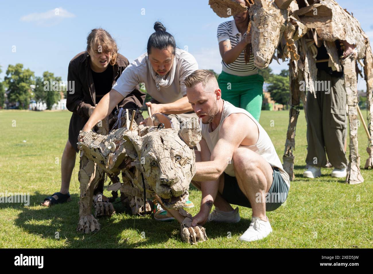 Wimbledon Londres, Royaume-Uni. Jeudi 27 juin 2024. Le lancement d’un nouveau projet d’art public appelé « The Herds » mettant en vedette un troupeau croissant d’animaux marionnettes grandeur nature. C’est un nouveau projet artistique de The Walk Productions, l’équipe derrière Little Amal et Wimbledon College of Arts UAL. Les animaux marionnettes fuiront vers le nord de la catastrophe climatique et voyageront de l'Afrique centrale à l'Europe du Nord couvrant 20 000 km Crédit : Katie Collins/Alamy Live News Banque D'Images