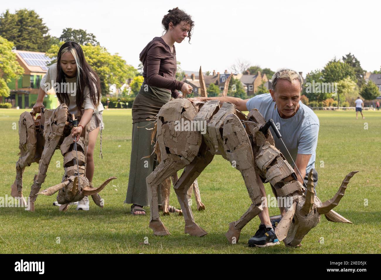 Wimbledon Londres, Royaume-Uni. Jeudi 27 juin 2024. Le lancement d’un nouveau projet d’art public appelé « The Herds » mettant en vedette un troupeau croissant d’animaux marionnettes grandeur nature. C’est un nouveau projet artistique de The Walk Productions, l’équipe derrière Little Amal et Wimbledon College of Arts UAL. Les animaux marionnettes fuiront vers le nord de la catastrophe climatique et voyageront de l'Afrique centrale à l'Europe du Nord couvrant 20 000 km Crédit : Katie Collins/Alamy Live News Banque D'Images